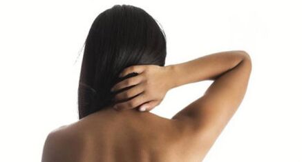 The girl shows her neck from the Sorone of the back